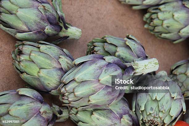 Frescas Alcachofras Em Um Mercado De - Fotografias de stock e mais imagens de Alcachofra - Alcachofra, Banca de Mercado, Comida