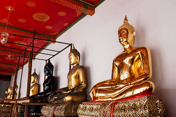 buda no templo de wat pho sequencial bem - praye - fotografias e filmes do acervo