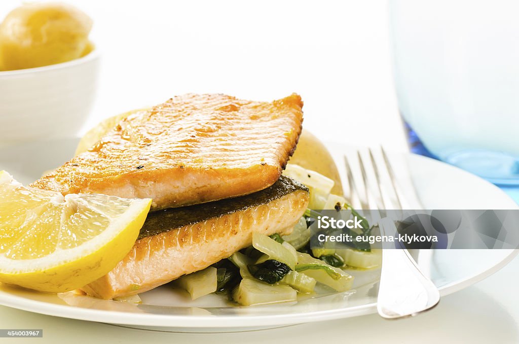 Pescado frito filetes largos con adorno de vegetales - Foto de stock de Char ártico libre de derechos