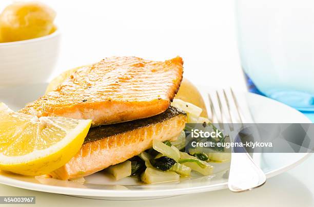 Filetes De Peixe Frito Com Legumes Guarnição - Fotografias de stock e mais imagens de Salmonídeo do Ártico - Salmonídeo do Ártico, Frito, Jantar Assado