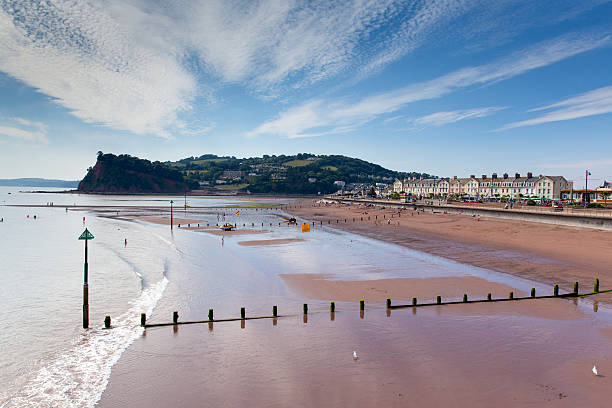 la plage de teignmouth, devon en angleterre ciel bleu - landscape scenics beach uk photos et images de collection