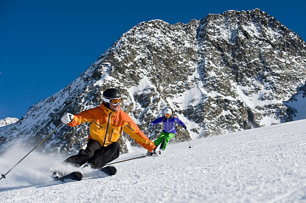 instrutor de esqui em uma escultura curva - skiing sports race ski mountain range - fotografias e filmes do acervo