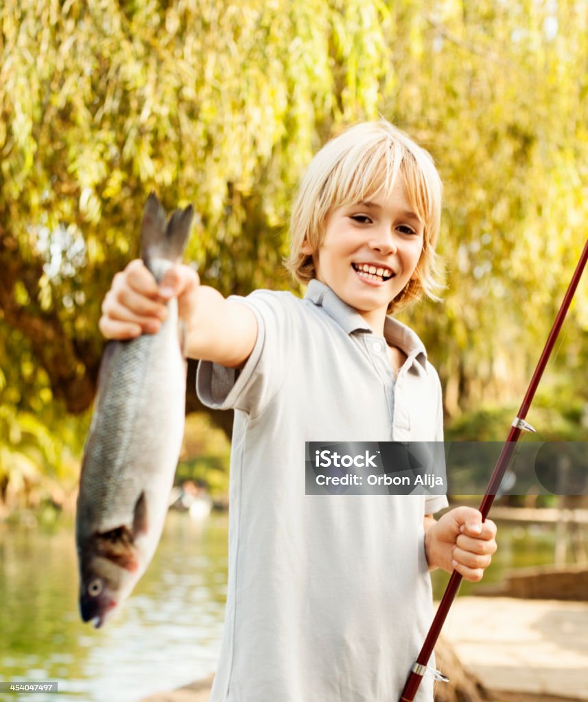 Junge holding bis Fisch - Lizenzfrei 6-7 Jahre Stock-Foto