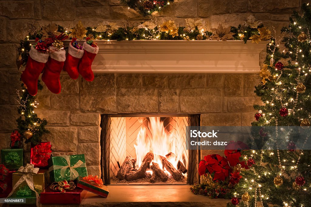 Navidad chimenea, medias de nailon, regalos, árbol, espacio de copia - Foto de stock de Navidad libre de derechos