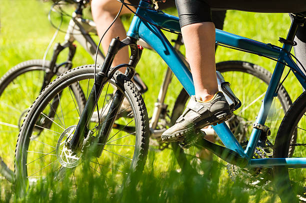 Ciclistas de montanha com bicicleta calçados detalhe - foto de acervo
