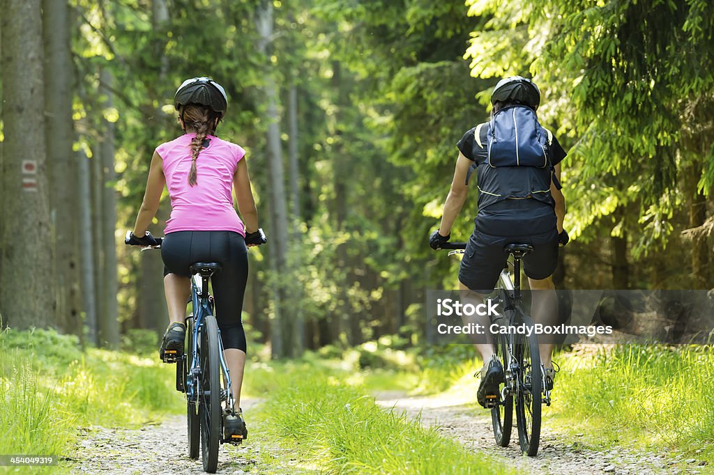 Ciclistas na floresta de ciclismo em pista - Foto de stock de Ciclismo royalty-free