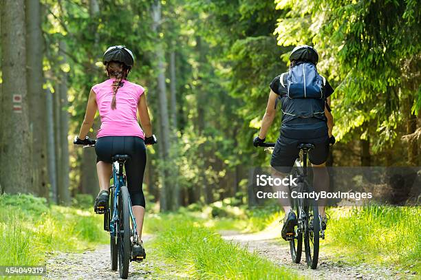 Foto de Ciclistas Na Floresta De Ciclismo Em Pista e mais fotos de stock de Ciclismo - Ciclismo, Floresta, Trilha - Passagem de Pedestres