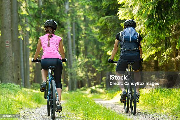 Велосипедистов Велоспорт В Лесу На Путь — стоковые фотографии и другие картинки Кататься на велосипеде - Кататься на велосипеде, Лес, Тропа