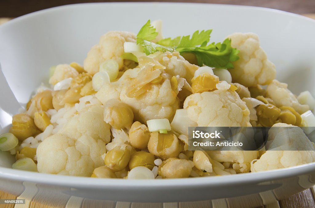 Coliflor curry con los garbanzos y las cebolletas - Foto de stock de Alimento libre de derechos