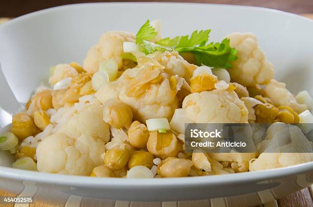 Coliflor Curry Con Los Garbanzos Y Las Cebolletas Foto de stock y más banco de imágenes de Alimento - Alimento, Amarillo - Color, Asia
