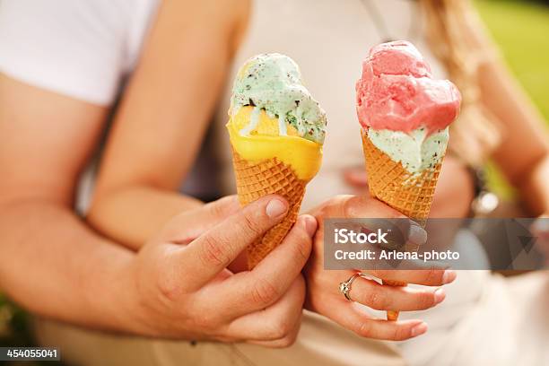 Пара С Десерт Мороженое — стоковые фотографии и другие картинки Белый - Белый, Ванильное мороженое, Вдохновение
