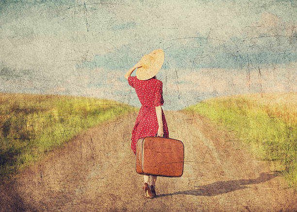 redhead girl avec valise à l'extérieur. - suitcase retro revival women old fashioned photos et images de collection