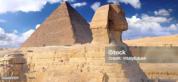 Situato A Piramide E La Sfinge Di Giza Panorama - Fotografie stock e altre immagini di Antico - Condizione - Antico - Condizione, Archeologia, Arte dell'antichità