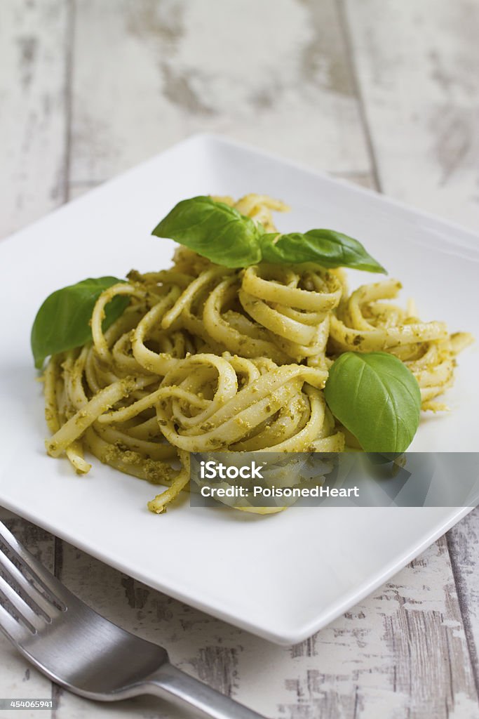 Spaghettis au pistou et au basilic - Photo de Ail - Légume à bulbe libre de droits