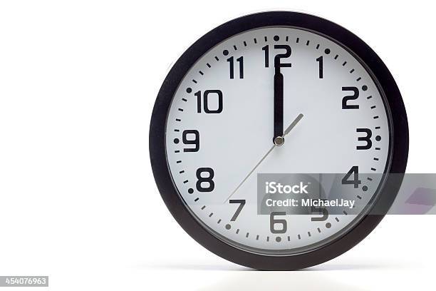Black Analoge Uhr Stockfoto und mehr Bilder von Einzelner Gegenstand - Einzelner Gegenstand, Fotografie, Freisteller – Neutraler Hintergrund