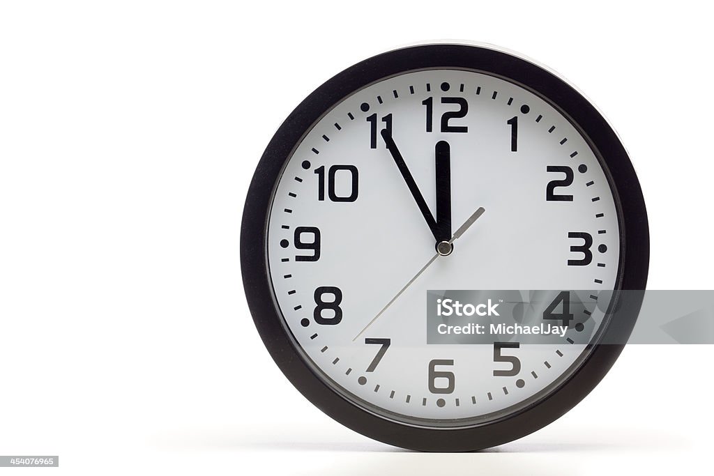 Черный аналоговые часы - Стоковые фото Число 5 роялти-фри