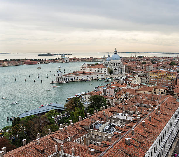 venedig mit der vogelperspektive - venice italy italy gondola canal stock-fotos und bilder