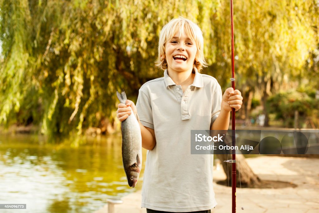 Niño con capacidad de pescado - Foto de stock de 6-7 años libre de derechos