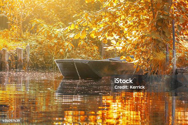 秋の川の風景と緑の森林に Spreewald ドイツ - シュプレーヴァルトのストックフォトや画像を多数ご用意 - シュプレーヴァルト, 秋, はしけ