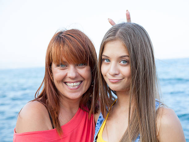 família feliz descanso na praia no verão - nostalgia joy laughing wellbeing imagens e fotografias de stock