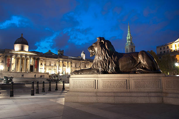 leone in trafalgar square, londra - lion statue london england trafalgar square foto e immagini stock