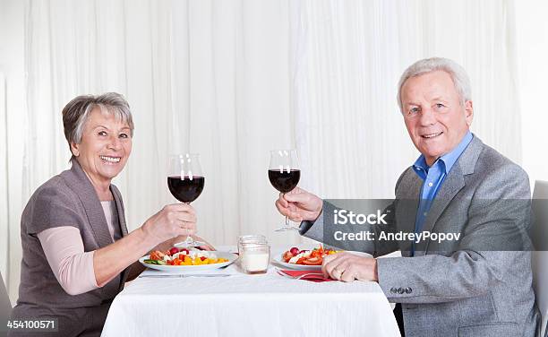 Senior Par Disfrutar De Una Cena Foto de stock y más banco de imágenes de Adulto - Adulto, Adulto joven, Adulto maduro