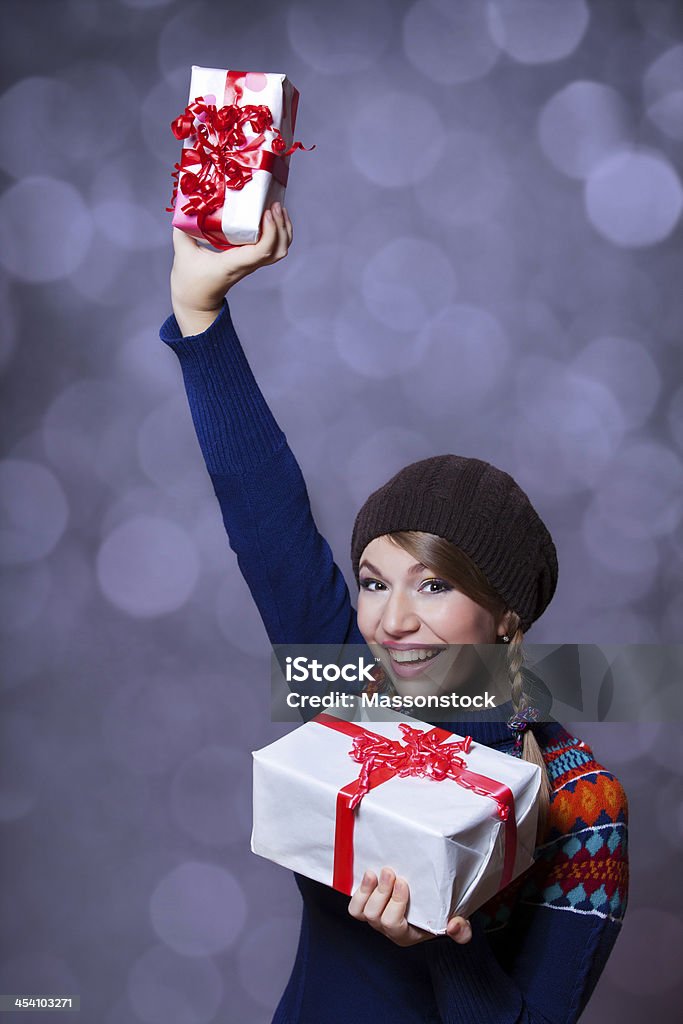 Linda garota com um presente em malha - Foto de stock de Adolescente royalty-free