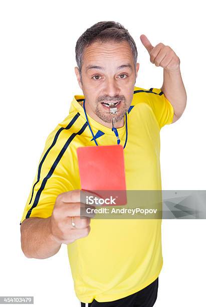 Árbitro Mostrando O Cartão Vermelho De Futebol - Fotografias de stock e mais imagens de Adulto - Adulto, Amarelo, Apito - Objeto manufaturado