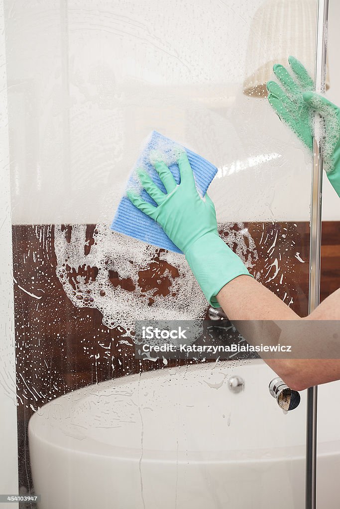 Reinigung einer Dusche aus Glas - Lizenzfrei Dusche Stock-Foto