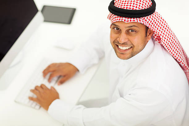 arabo uomo d'affari utilizzando computer moderni - ghoutra foto e immagini stock