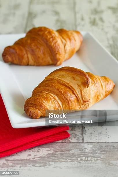 Due Croissant - Fotografie stock e altre immagini di Bianco - Bianco, Brioche - Dolci, Brioche - Impasto