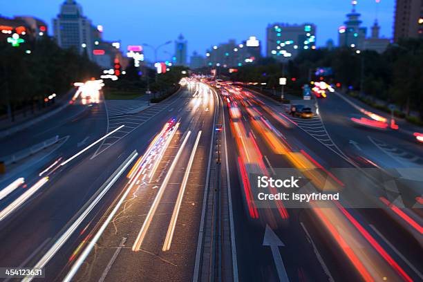 Hora Do Rush Trânsito À Noite Em Autoestrada - Fotografias de stock e mais imagens de Carro - Carro, Curva - Forma, Movimento Desfocado