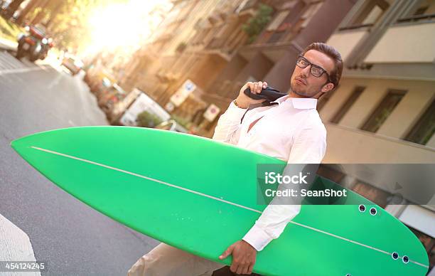 Man En La Ciudad Con Tabla De Surf Foto de stock y más banco de imágenes de Ciudad - Ciudad, Tabla de Surf, Adulto