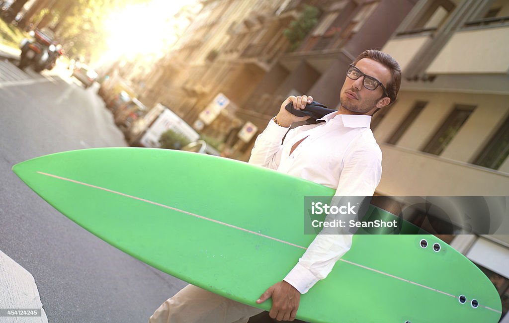 Homme dans la ville avec planche de surf - Photo de Planche de surf libre de droits