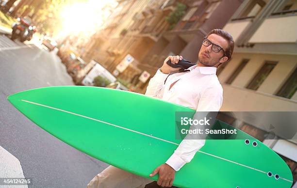 Photo libre de droit de Homme Dans La Ville Avec Planche De Surf banque d'images et plus d'images libres de droit de Planche de surf - Planche de surf, Ville - Milieu urbain, Adulte