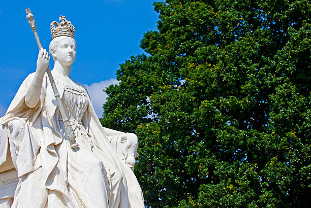 statue de la reine victoria, au palais de kensington, à londres - kensington gardens photos et images de collection