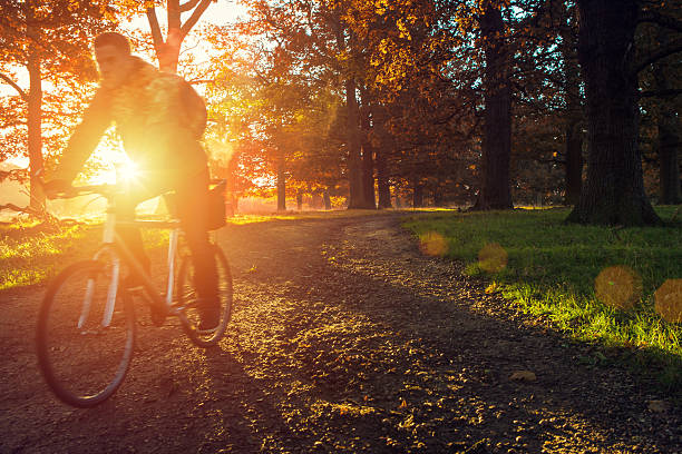 jovem ciclismo em richmond park, londres - pitchuk2013 - fotografias e filmes do acervo