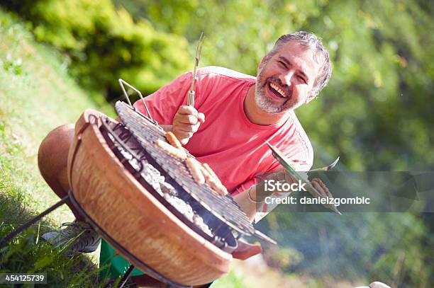 Bbq - Fotografias de stock e mais imagens de Adulto - Adulto, Ao Ar Livre, Atividades de Fim de semana