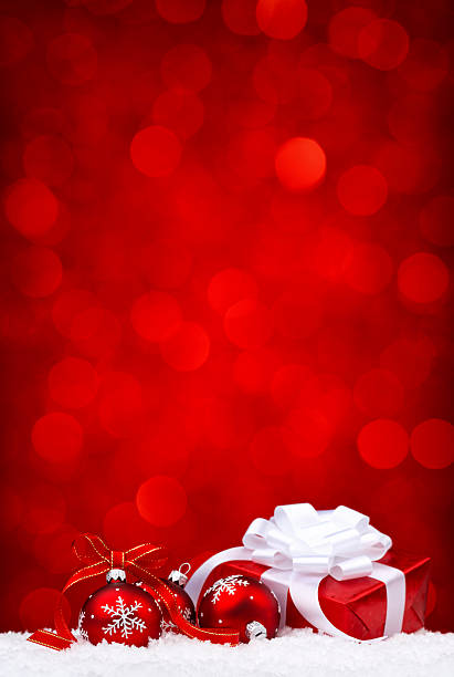 red bauble с лентой и подарки - gift christmas christmas present three objects стоковые фото и изображения