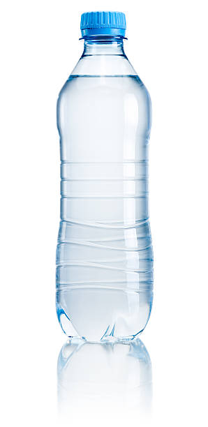 пластиковая бутылка питьевой воды, изолированные на белом фоне - water bottle cold purified water стоковые фото и изображения