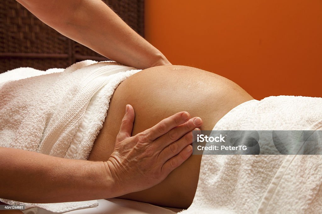 Junge schwangere Frau empfangende massage - Lizenzfrei Massieren Stock-Foto