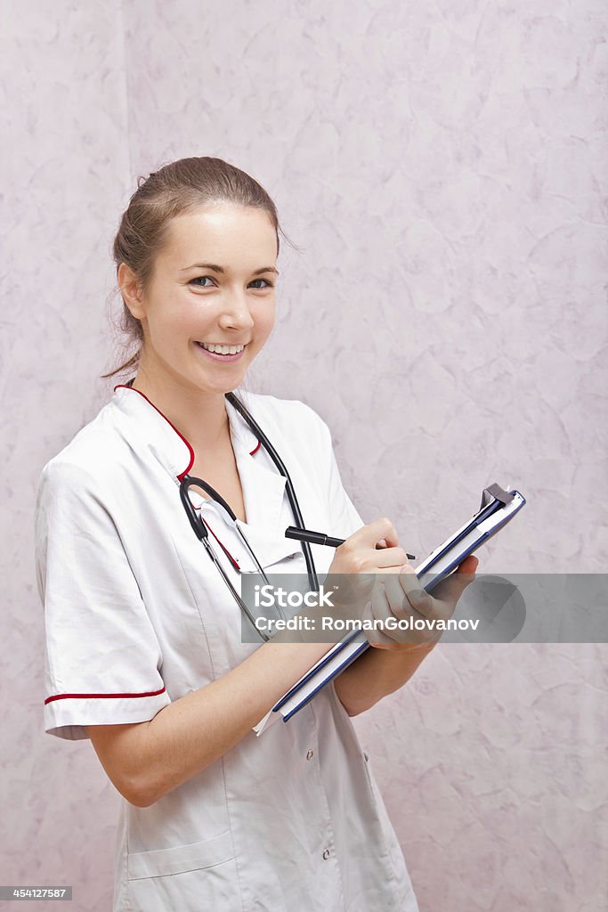 Retrato de un miembro del personal de enfermería - Foto de stock de Adulto libre de derechos