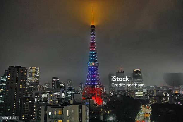 Foto de Torre De Tóquio Em Uma Noite De Chuva e mais fotos de stock de Arquitetura - Arquitetura, Arranha-céu, Capitais internacionais