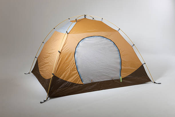 tienda de campaña en forma de cúpula - tent camping dome tent single object fotografías e imágenes de stock