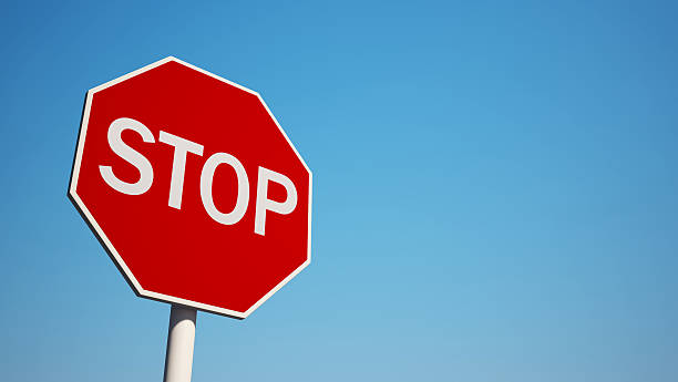 stoppschild mit clipping path - stoppschild stock-fotos und bilder