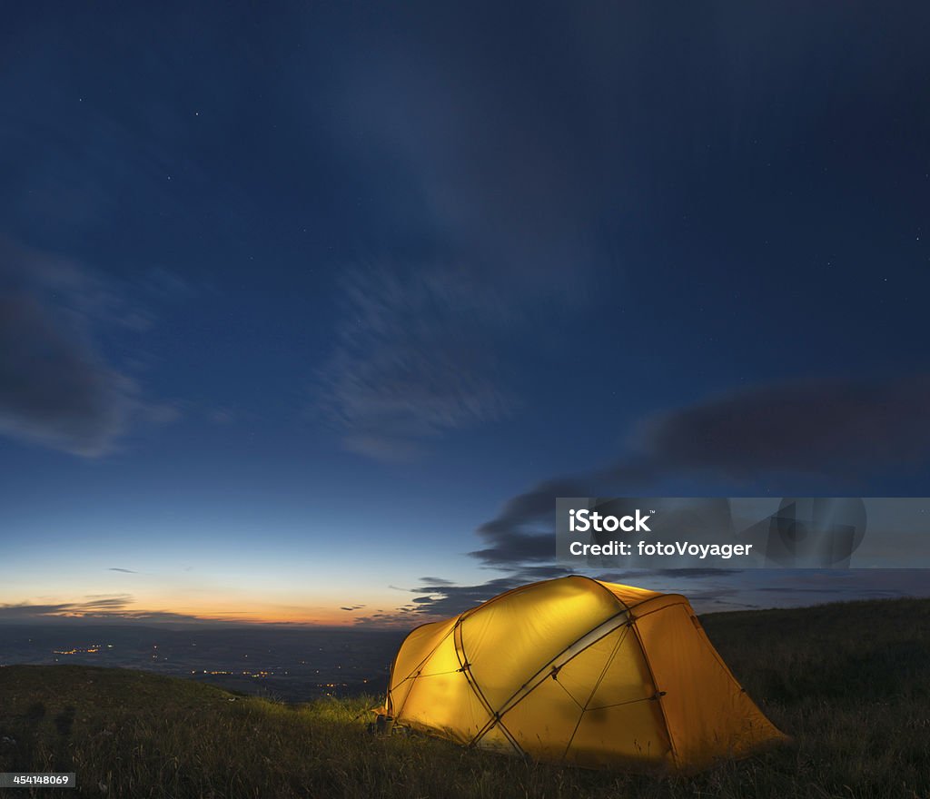 黄色のドーム型のテント式クロムブルーの星空の下の - テントのロイヤリティフリーストックフォト