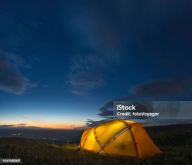 노란색 돔 텐트 전광식 크롬 블루 별이 빛나는 하늘 아래 텐트에 대한 스톡 사진 및 기타 이미지 - 텐트, 투수, 노랑