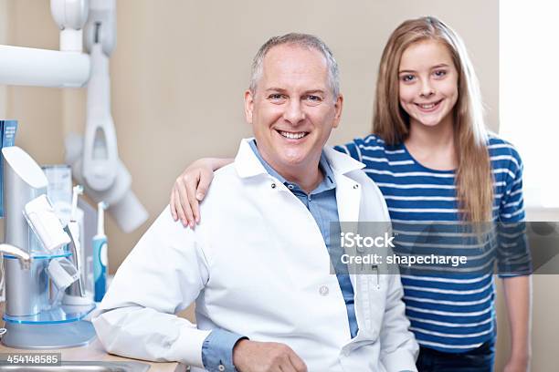 우리 아버지가 치과의사가 2명에 대한 스톡 사진 및 기타 이미지 - 2명, 건강 진단, 건강관리와 의술