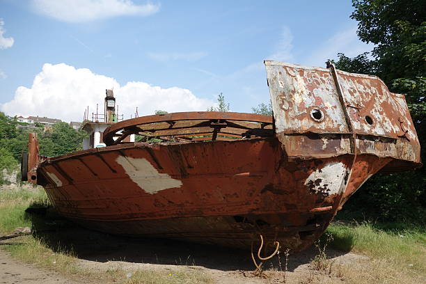 покинутый и beached автомобиль паром налево на гнилостными away - abandoned beached ferry rotting стоковые фото и изображения