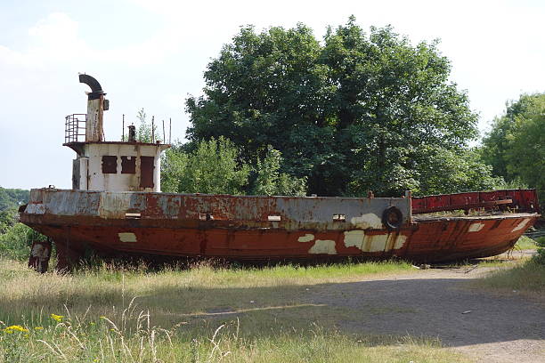 abandonada e perder balsa de carro à esquerda de rot de distância - abandoned beached ferry rotting - fotografias e filmes do acervo